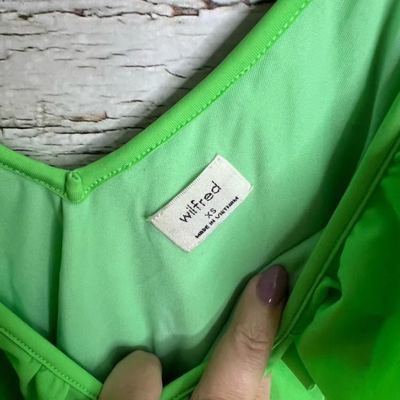 Aritzia  wilfred free green bodysuit size xs ruffle - Picture 9 of 9